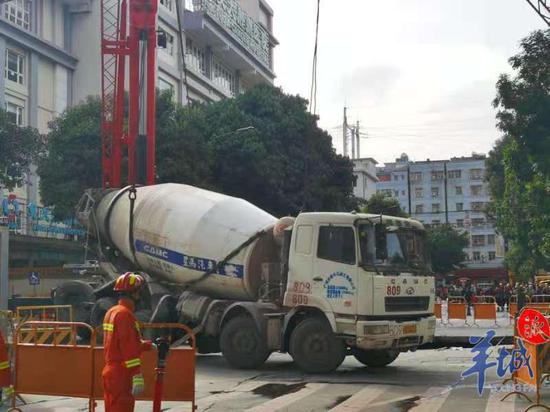 广州棠德西路地陷追踪:泥罐车被吊起 大坑待填