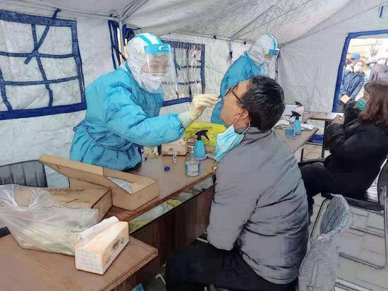 北京市顺义区妇幼保健院医护在为居民做核酸检测