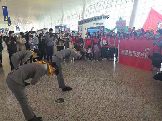 武汉迎接抗疫“战友”来赏樱！