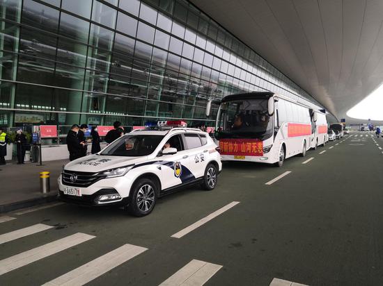 武汉迎接抗疫“战友”来赏樱！