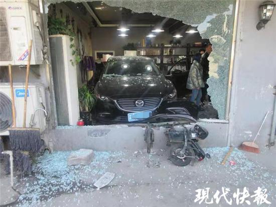油门当刹车苏州新手司机倒车撞窗槛直冲入店铺 手机新浪网
