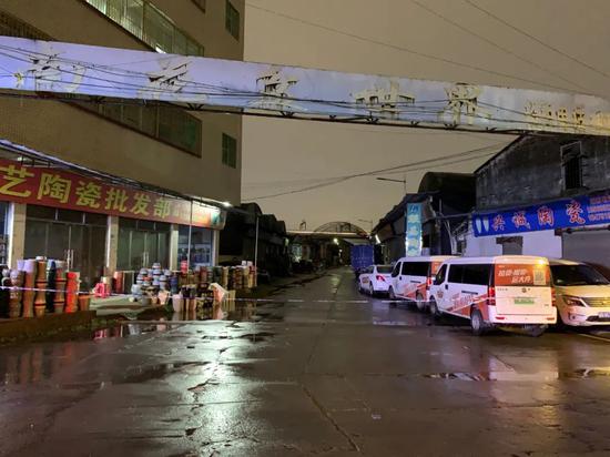 ▲31日晚的海南村，主干道拉起警戒线，空无一人。（受访者供图）