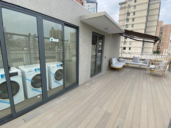 来到公寓顶楼,隐秘在楼梯拐角的洗衣房有三台具备烘干功能的洗衣机