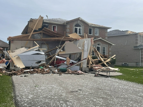 加拿大巴里市遭龙卷风侵袭(社交媒体)