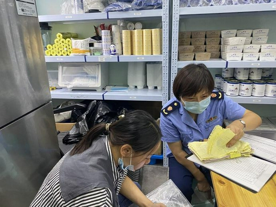 茶百道回应奶茶中喝出蜘蛛：正联系消费者赔偿6