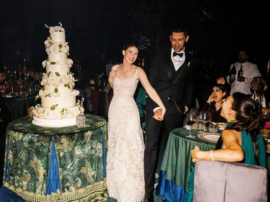 ·婚礼上的8层花卉蛋糕设计精美。