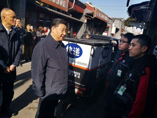 2019年2月1日，习近平在春节前夕来到北京前门石头胡同的快递服务点，看望仍在工作的“快递小哥”。新华社发