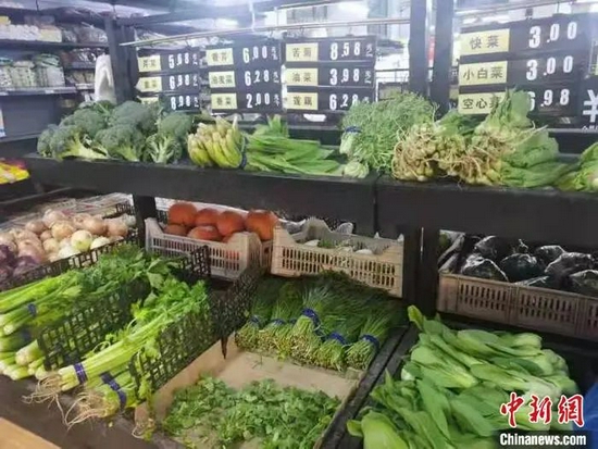 北京昌平区一家社区超市的蔬菜区。中新网记者 李金磊 摄