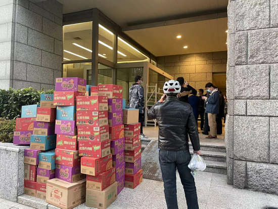 都市总部大楼门口堆积的方便面。《财经》记者郭宇拍摄