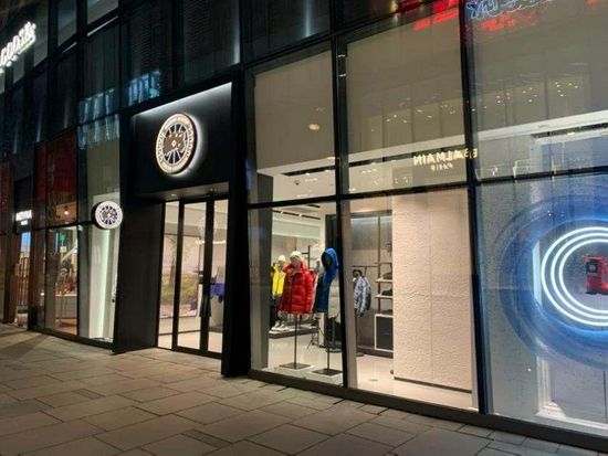 2021年10月27日,其在上海国金中心商场canada goose店购买了一件大衣