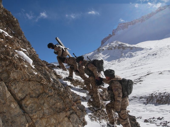  新疆军区某边防团5418米的河尾滩边防连官兵巡的画面。郭帅 摄