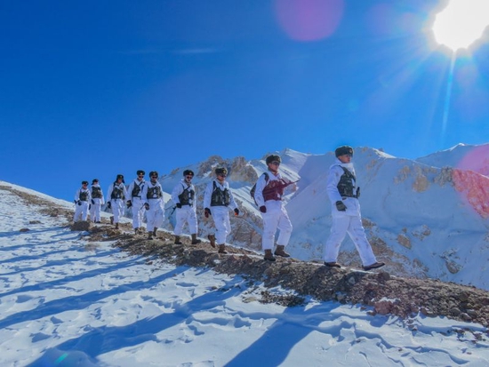 海拔5170米的天文点边防连组织巡逻执勤。 赵金石 摄 