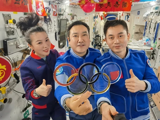神舟十三号飞行乘组三名航天员在太空失重条件下展示“奥运五环”。图片由神舟十三号飞行乘组提供
