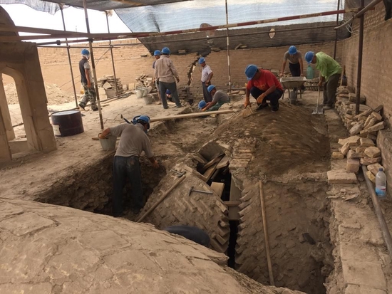 2018年6月21日，在乌兹别克斯坦希瓦古城阿米尔·图拉经学院，中乌文物修复人员在经学院东南角穹顶上方进行加固施工。新华社发（中国文化遗产研究院供图）