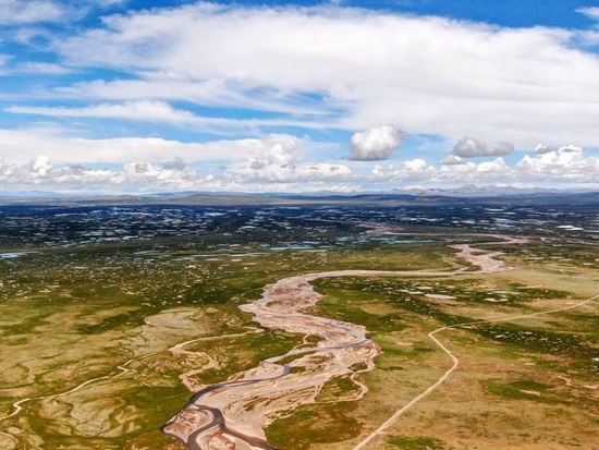  这是2021年7月23日拍摄的长江南源当曲（无人机照片）。新华社记者 张龙 摄