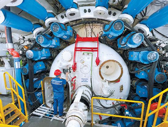 "京华号"大型盾构机刀盘背后,18台蓝色驱动电机为掘进提供充足动力.