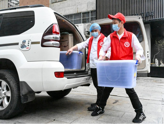 3月18日，餐饮店志愿者在泉州市丰泽区运送爱心午餐。新华社记者 周义 摄