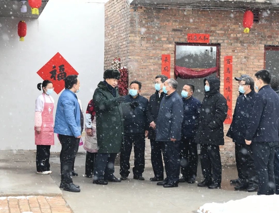 2022年1月26日，习近平总书记在山西省临汾市霍州市师庄乡冯南垣村受灾村民家看望。