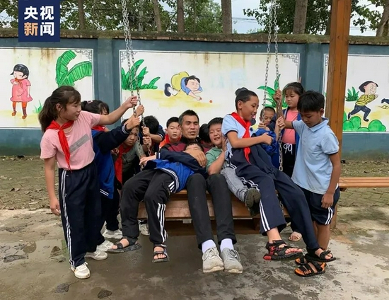 △张鹏程被孩子们包围