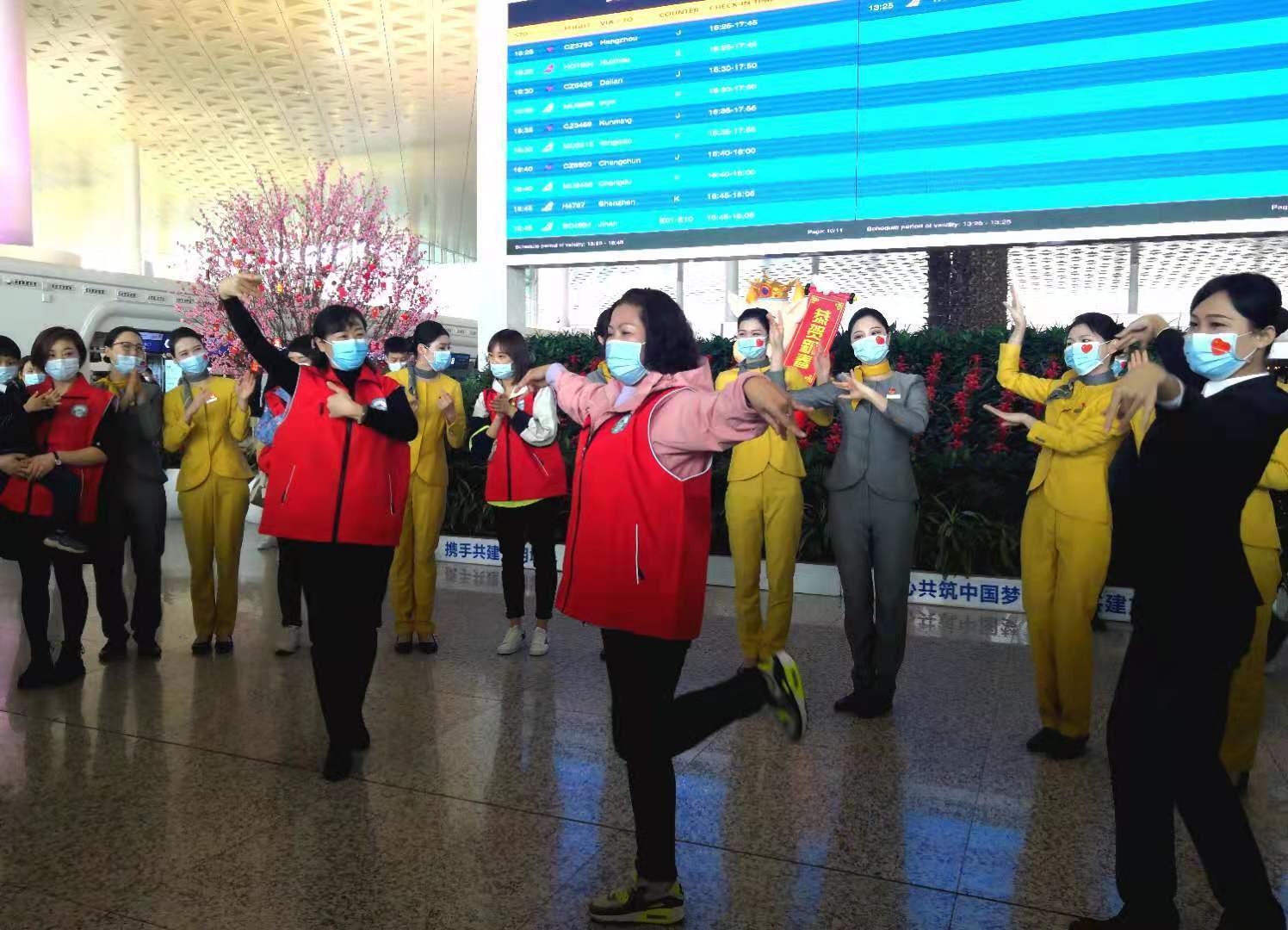 武汉迎接抗疫“战友”来赏樱！