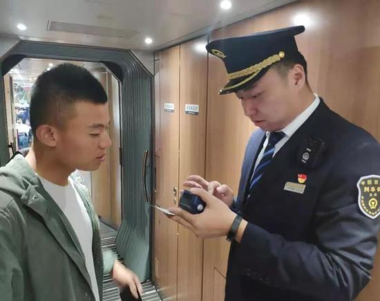 赵荣图片:想了解铁路提速史?他们家就能说清楚