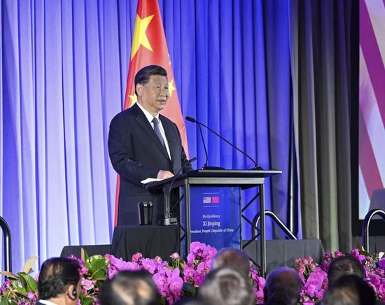 当地时间2023年11月15日晚，国家主席习近平在美国旧金山出席美国友好团体联合举行的欢迎宴会。这是习近平发表重要演讲。新华社记者 饶爱民 摄