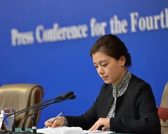 中美交锋中爆红的美女翻译16年前在演讲比赛中就开始给美国上课了