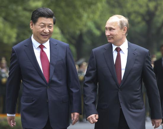  2014年5月20日，中国国家主席习近平在上海同俄罗斯总统普京举行会谈。这是会谈前，习近平在上海西郊会议中心广场为普京举行欢迎仪式。新华社记者兰红光摄