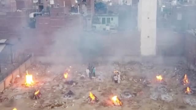 航拍印度首都大规模火葬现场：搭建临时设施 大批遗体露天焚烧