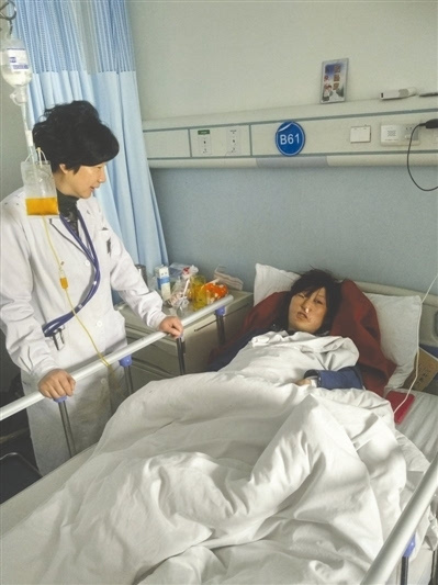 张春玲在医院接受治疗