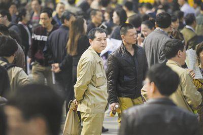 3月19日，武钢下岗工人穿工作服求职（图片来源：工人日报）