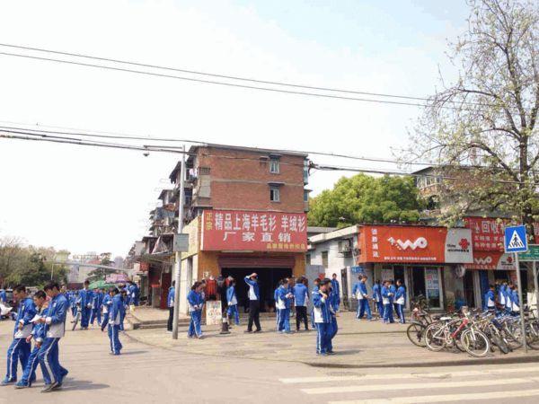青山区的年轻人不再像父辈那样渴望进武钢