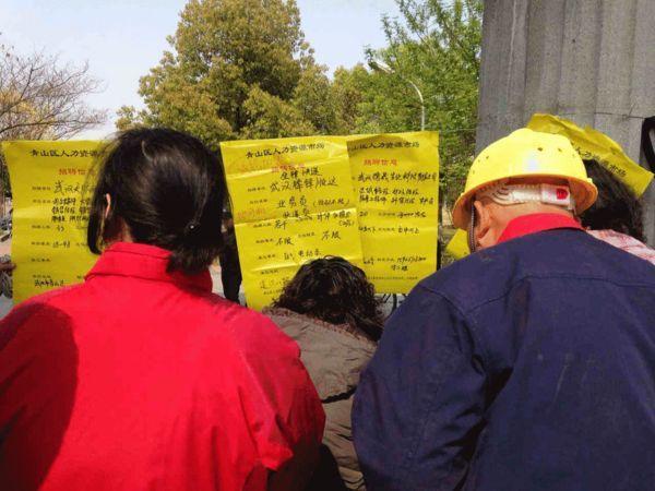 招聘会现场求职者年龄偏大