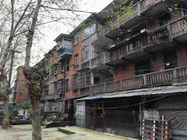 昔日红砖房已被改造、拆除