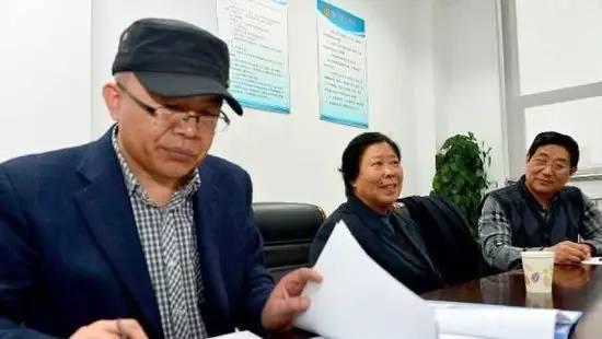 2015年3月17日，在山东省高级人民法院，聂树斌案件代理律师李树亭(左)在查阅相关材料。