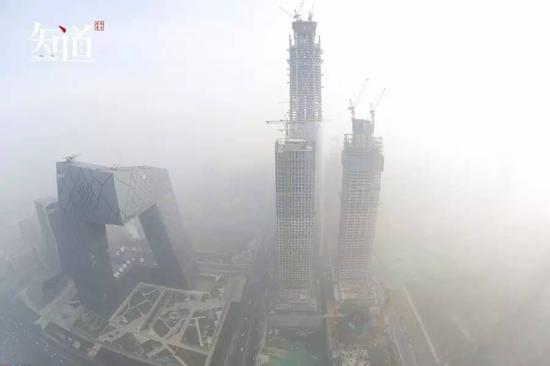 2016年12月20日，摩天大楼顶部俯瞰北京CBD。（东方IC/图）