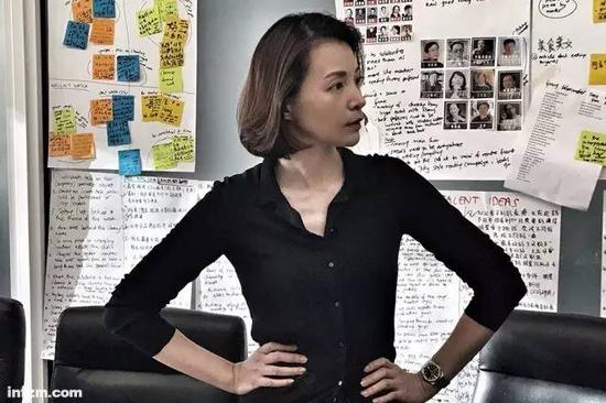 ▲2016年5月，董卿在《朗读者》的策划会上。（节目组供图）