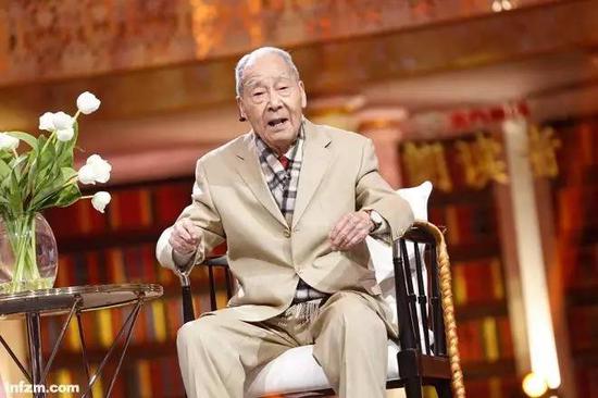 　　▲一开始董卿担心，翻译家许渊冲出现在节目中，会显得高冷。结果，96岁的许渊冲成了《朗读者》第一期中最出彩的嘉宾。