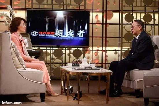 　　▲柳传志在《朗读者》上朗读了他写给儿子婚礼的致辞。因为后来正式的致辞外泄，柳传志亲自写信给节目组致歉。