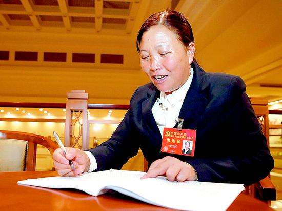 简阳武庙乡党委书记曾光卫来到团堡村为贫困户排忧解难蒲江县西来镇