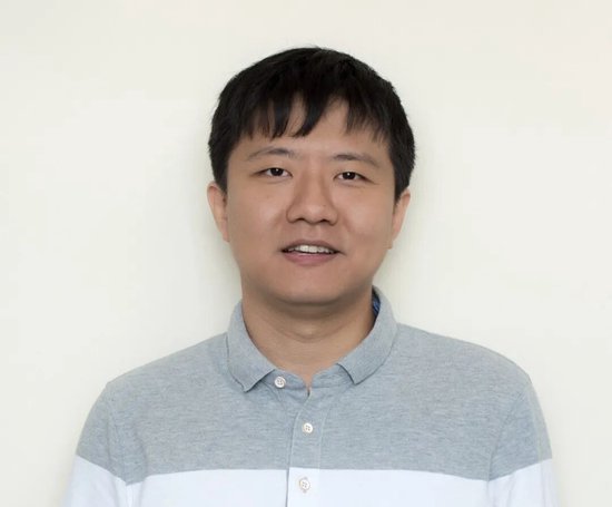 专访菲尔兹奖获得者邓煜：爬山时破解百年数学难题