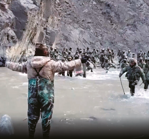 2020年6月18日,祁发宝在中印边境对峙中张开双臂,阻拦外军.