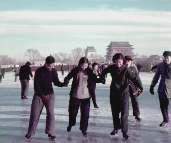 1955年，在什刹海学习溜冰的大学生。（图源：人民画报）