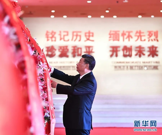 2020年9月3日，习近平等党和国家领导人来到中国人民抗日战争纪念馆，出席纪念中国人民抗日战争暨世界反法西斯战争胜利75周年向抗战烈士敬献花篮仪式。这是习近平整理花篮上的缎带。新华社记者 谢环驰 摄