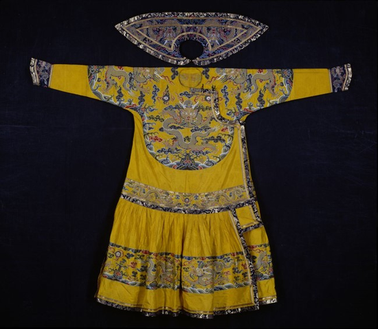 一号展厅:康熙皇帝夏季所穿的彩云金龙纹男单朝袍