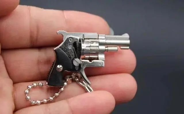 图为制售枪支钥匙扣，长度为4厘米