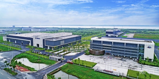  曾经的菜地（上图）“长出”火箭产业园（下图）（央广网发 吴毅 摄）