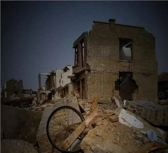 《唐山大地震》剧照，1976年唐山大地震中，塌陷的许多建筑，就是砖混预制板结构。