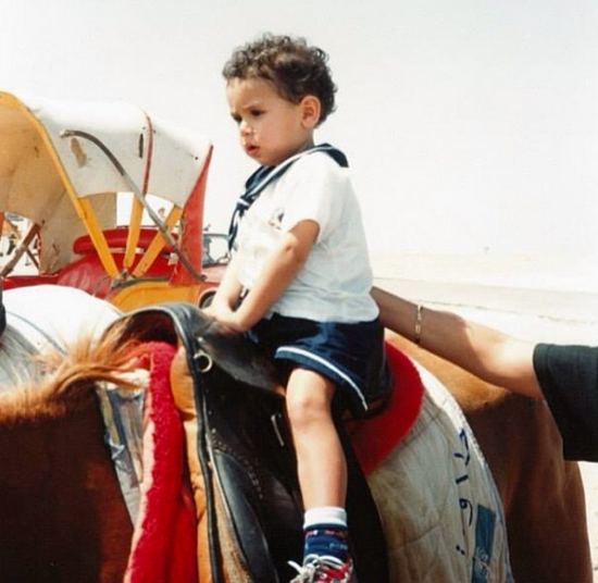 纳萨尔5岁就开始学习骑马。