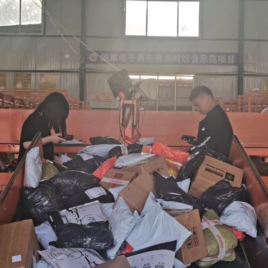 “六一”儿童节销售旺季前，大集镇上一家快递集散点包裹堆成了小山。 本文图片均 杨书源 摄